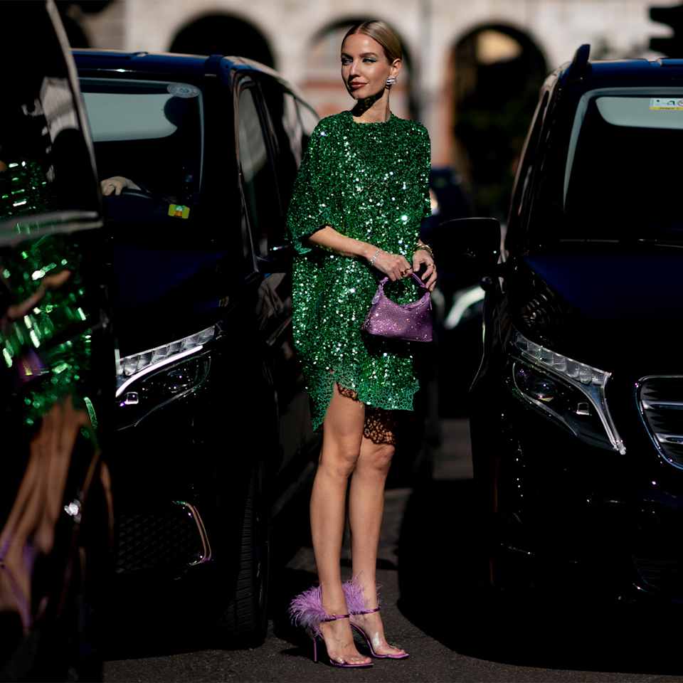 Frau trägt grünes Kleid